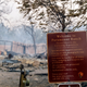 Una cartel dando la bienvenida a Paramount Ranch después del incendio.